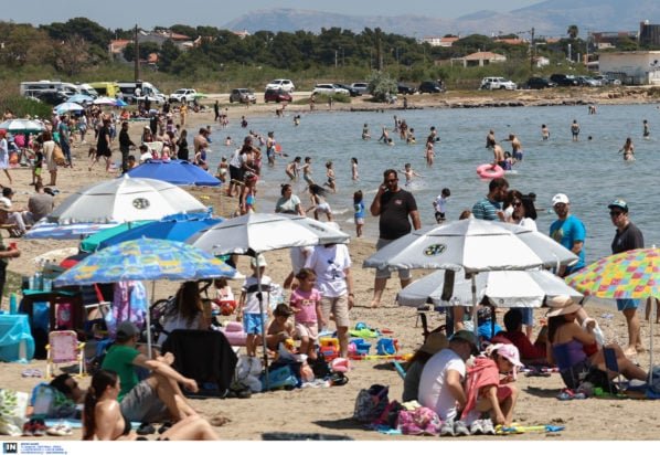 «Καλοκαίρι στην Αττική: Οι παραλίες γεμίζουν από μικρούς και μεγάλους – Εικόνες που μαγεύουν!»
