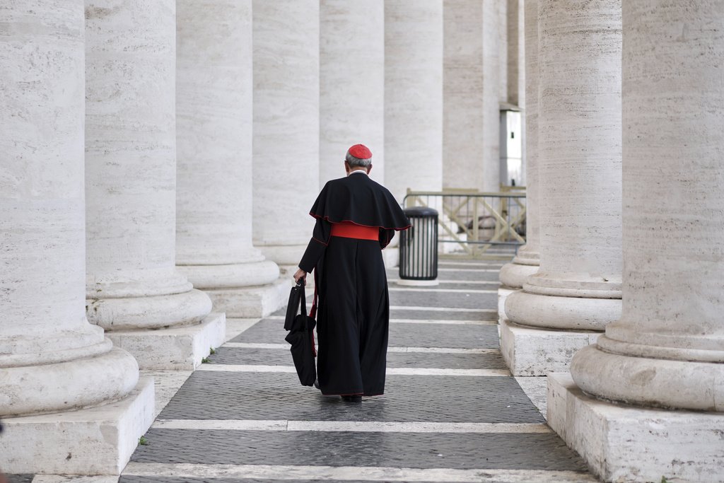«Κονκλάβιο: Η Στιγμή της Αλήθειας και οι Μυστικοί Σημασίες του Μαύρου και Λευκού Καπνού»