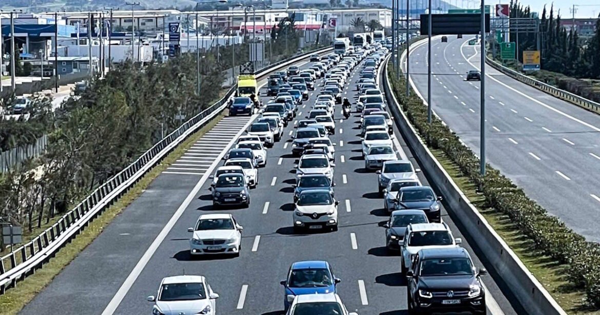 Καραμπόλα τριών οχημάτων στην Αθηνών-Κορίνθου: Χάος και κυκλοφοριακά προβλήματα στους δρόμους!