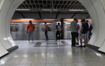 Ανθούπολη: Άνδρας έβγαλε μαχαίρι στο Μετρό για μια θέση – «Τρέχαμε για να σωθούμε»