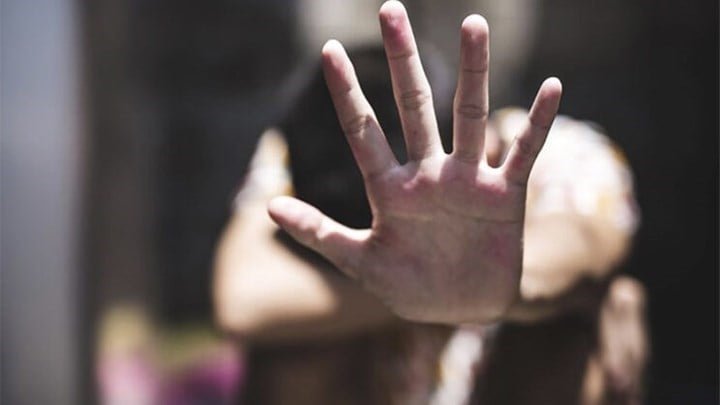 Σοκ στη Ρόδο: Μητέρα αποκαλύπτει σεξουαλική κακοποίηση της 13χρονης κόρης της από τον σύζυγό της