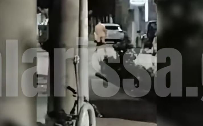 Λάρισα: Γυμνός άνδρας προκαλεί αίσθηση στον δρόμο με μουσική και ποτό – Δείτε το ΒΙΝΤΕΟ!