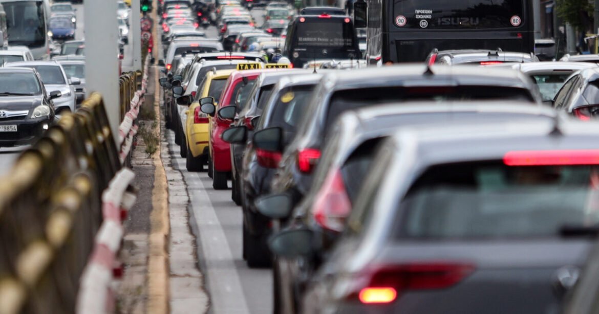 «Κίνηση στους Δρόμους: Χάος και Μποτιλιάρισμα σε Κηφισό, Κηφισίας και Λεωφόρο Αθηνών – Καθυστερήσεις στην Αττική Οδό»