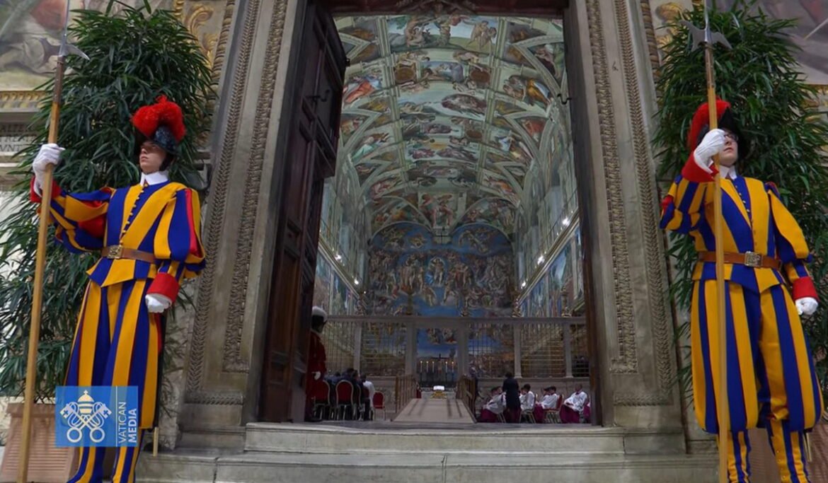 LIVE – «Extra omnes»: Έκλεισαν οι πόρτες, σε εξέλιξη η ψηφοφορία στο Κονκλάβιο