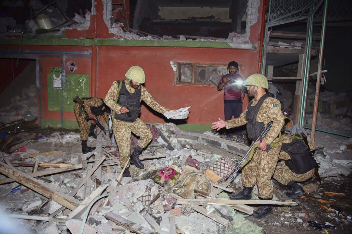 «Νότια Ασία σε Κρίση: 31 Νεκροί στο Πακιστάν από Ινδικά Πλήγματα»