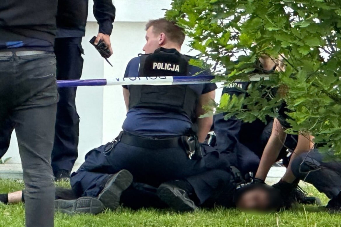 Σοκ στην Πολωνία: Γυναίκα αποκεφαλίζεται σε επίθεση με τσεκούρι στο Πανεπιστήμιο της Βαρσοβίας (Εικόνες, Βίντεο)