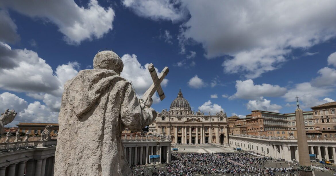 «Κονκλάβιο: Η αγωνία για τον νέο Πάπα – Δύο ψηφοφορίες και η καμινάδα της Καπέλα Σιστίνα σε ζωντανή μετάδοση»