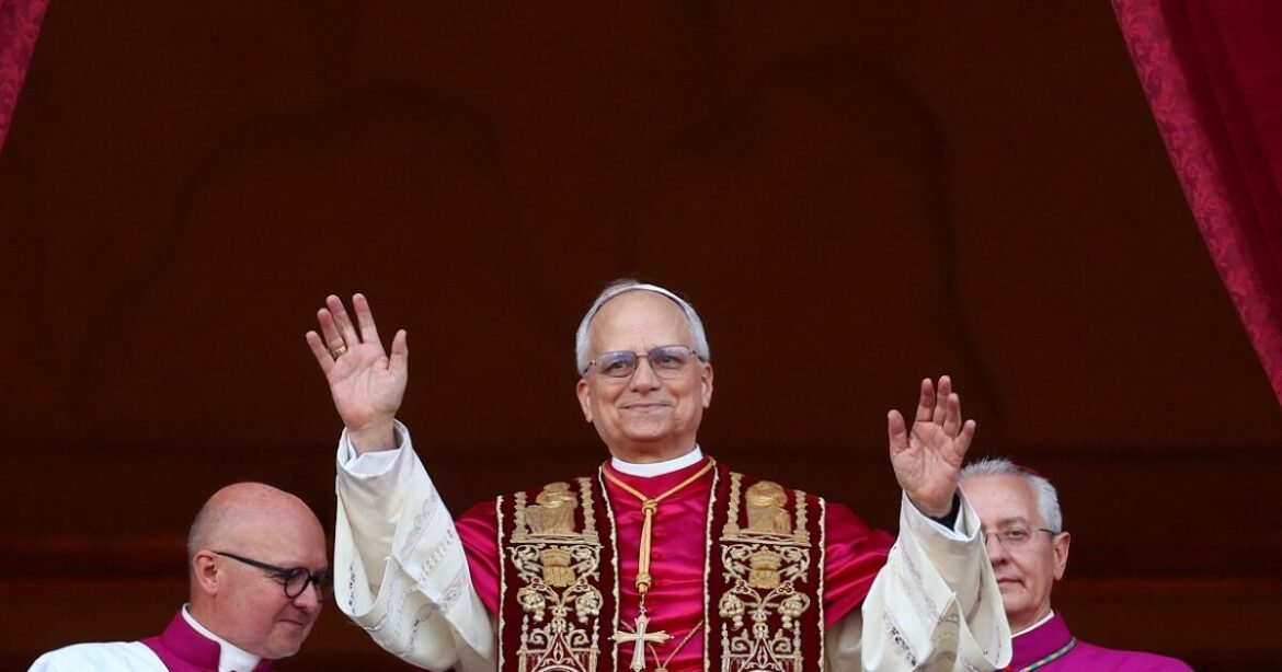 «Αμερικανός Ρόμπερτ Φράνσις Πρεβόστ: Ο Νέος Πάπας Λέων 14ος Φέρνει Νέα Ελπίδα στη Ρωμαιοκαθολική Εκκλησία»