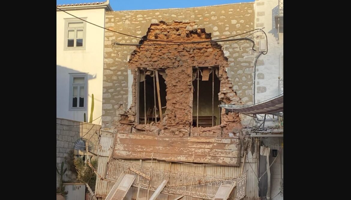 Ύδρα: Σοκ και αναστάτωση από την κατάρρευση πρόσοψης κτιρίου – Δείτε τις αποκλειστικές ΦΩΤΟ!
