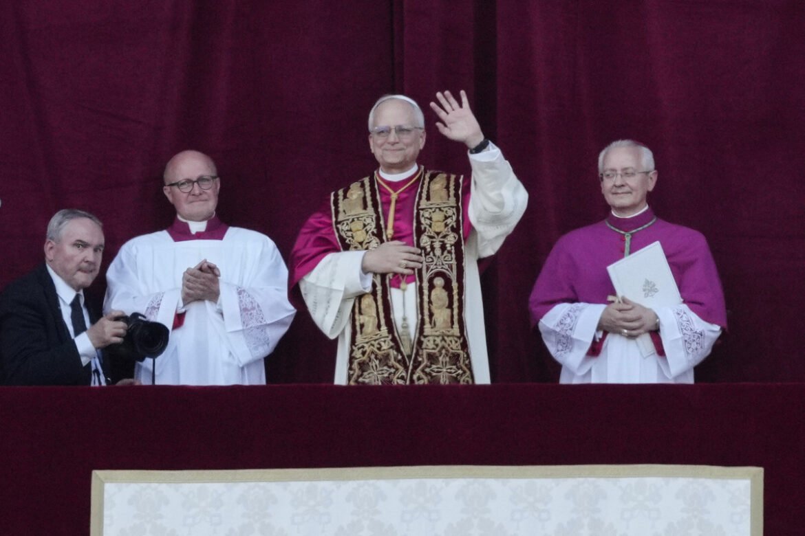 «Πάπας Λέων ΙΔ’: Η Σημαντική Επιλογή του Αμερικανού Ποντίφικα και οι Συμβολισμοί πίσω από το Όνομά του»