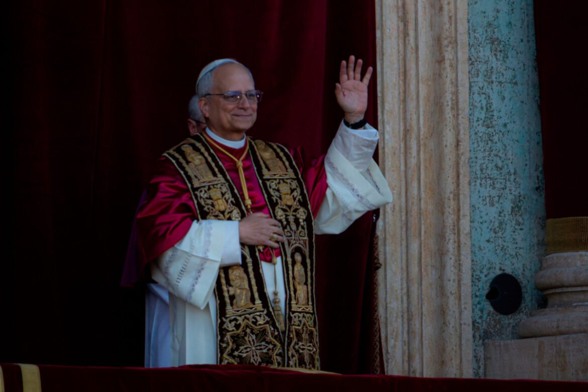 «Η MAGA Επανάσταση: Πώς οι Υποστηρικτές του Τραμπ Αναμορφώνουν τον Πάπα Λέων»