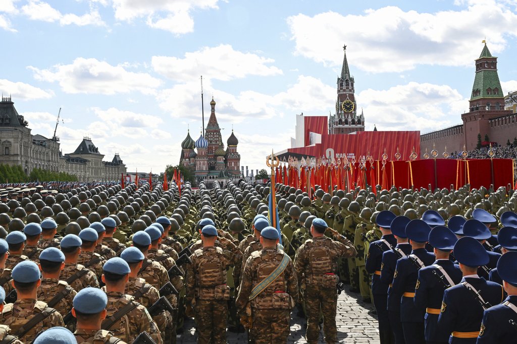 «Εντυπωσιακή Παρέλαση της Νίκης: Ο Πούτιν Επίδειξη Ισχύος με Βίντεο και Φωτογραφίες»