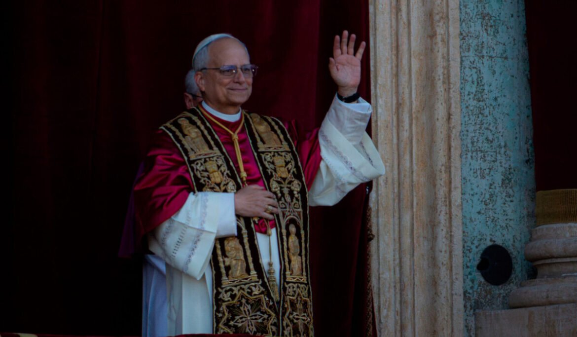 «Πάπας Λέων: Το τηλεφώνημα στον Ζελένσκι και η ανατροπή της ουδέτερης στάσης του Φραγκίσκου»