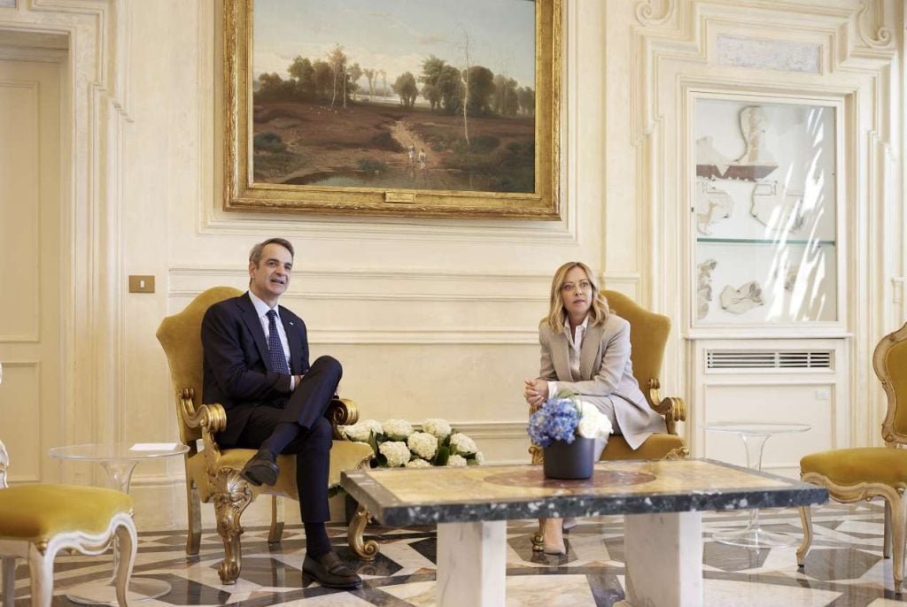 «Μητσοτάκης και Μελόνι στη Villa Pampili: Στρατηγικές Συζητήσεις για Μετανάστευση, Άμυνα και Σιδηρόδρομο»