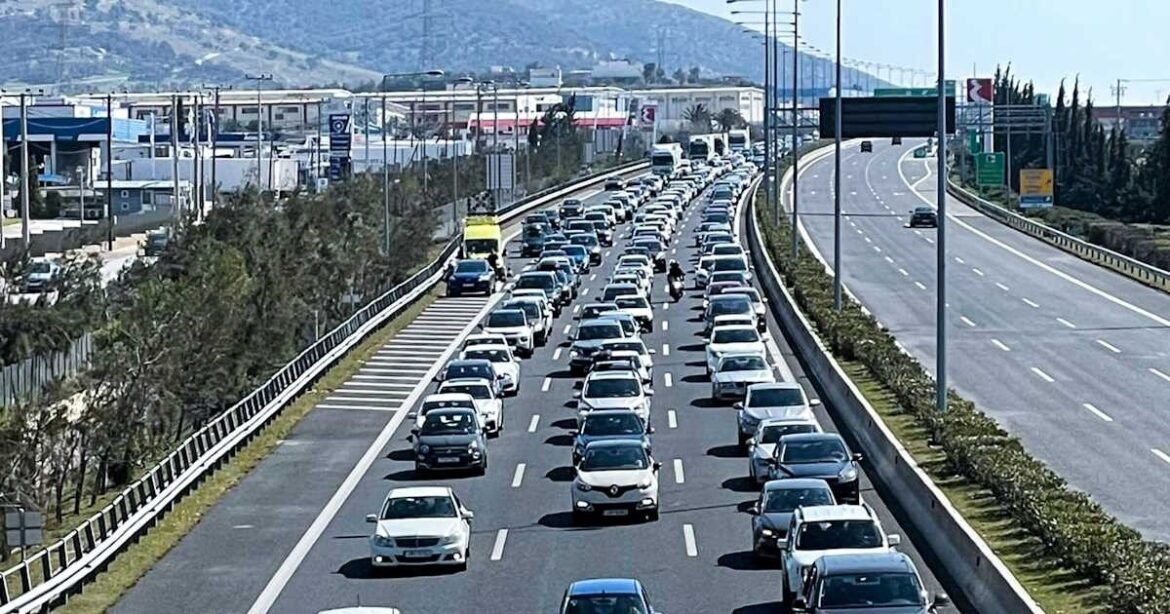 «Αττική Οδός: Λάσπη και καθυστερήσεις – Δραματική κατάσταση στο ρεύμα προς Ελευσίνα»