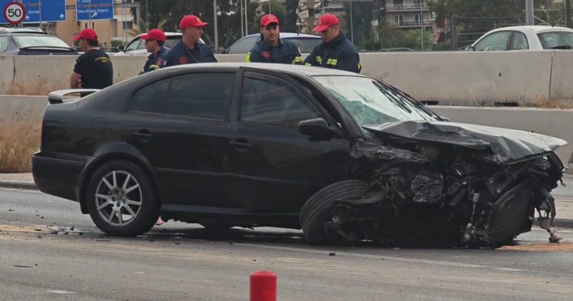 «Νέο τροχαίο στην Παραλιακή: Χάος και μποτιλιάρισμα από το Ελληνικό μέχρι το Φάληρο»