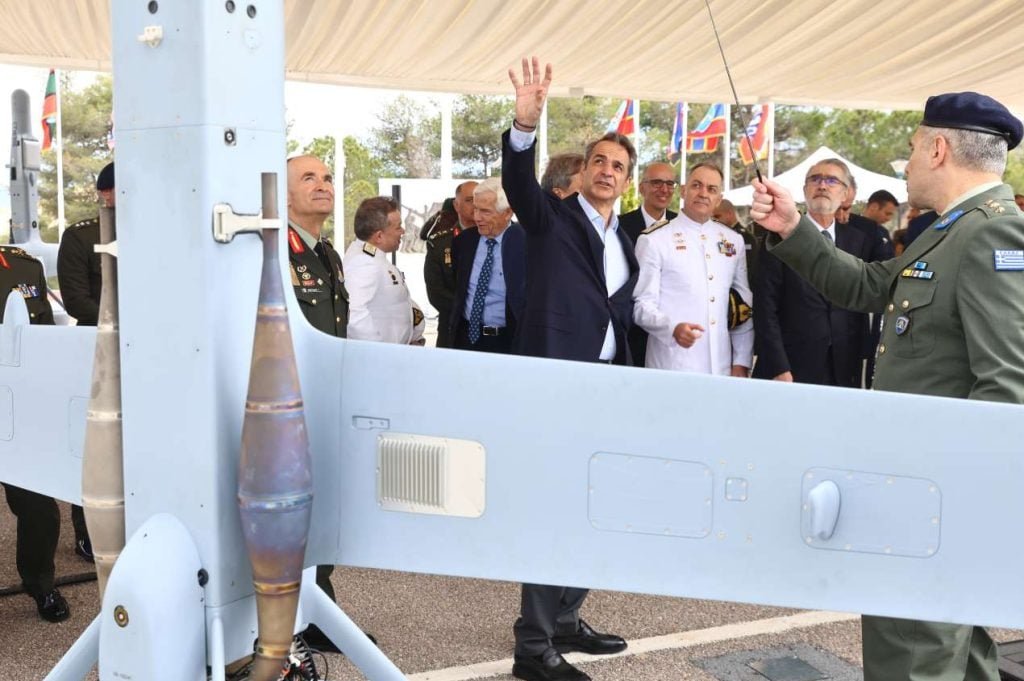 «Επαναστατική Δωρεά: Ο Πρωθυπουργός Εγκαινιάζει την Ένταξη Δύο UAS V-BAT στον Στρατό Ξηράς»