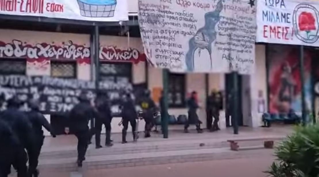 Σκηνές έντασης στη Νομική Σχολή: Αστυνομία σε επιχείρηση κατά κατάληψης – Δείτε το βίντεο!