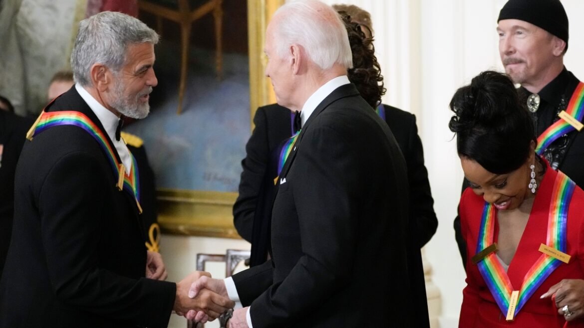 «Σοκαριστικές αποκαλύψεις για τον Τζο Μπάιντεν: Το νέο βιβλίο αποκαλύπτει ότι δεν αναγνώριζε ούτε τον Τζορτζ Κλούνεϊ!»