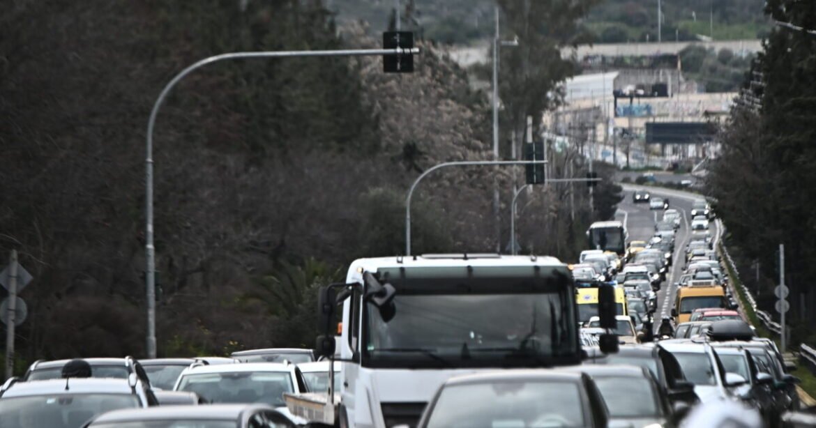Τριπλή Σύγκρουση στην Κατεχάκη: Αυξημένη Κίνηση στο Ρεύμα προς Μεσογείων!