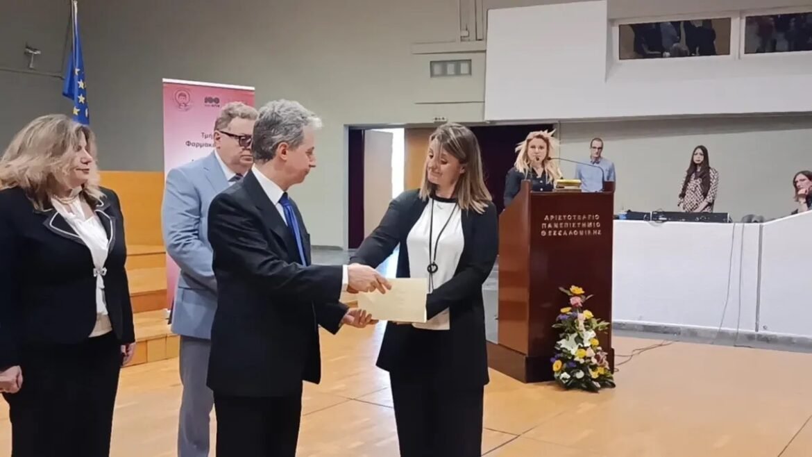 «Συγκίνηση στα Τέμπη: Απονομή πτυχίου στη Θωμαή Πλακιά από τη φαρμακευτική σχολή του ΑΠΘ – Δείτε ΦΩΤΟ και ΒΙΝΤΕΟ»