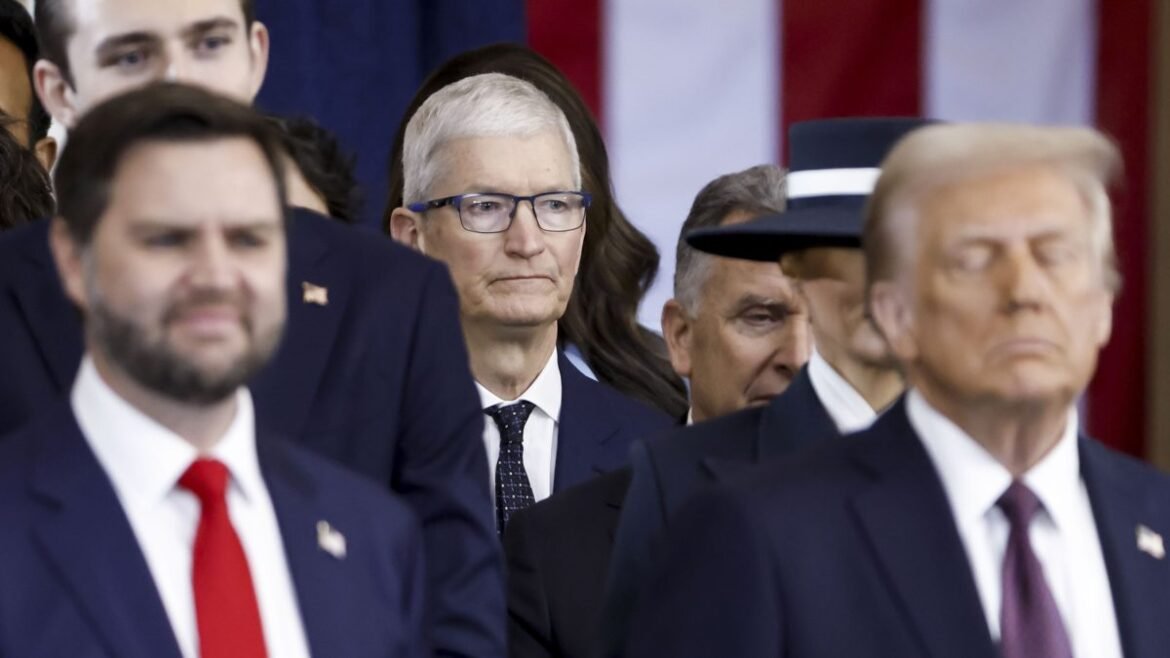 Trump προς Tim Cook: ‘Μην κατασκευάζεις iPhones στην Ινδία!