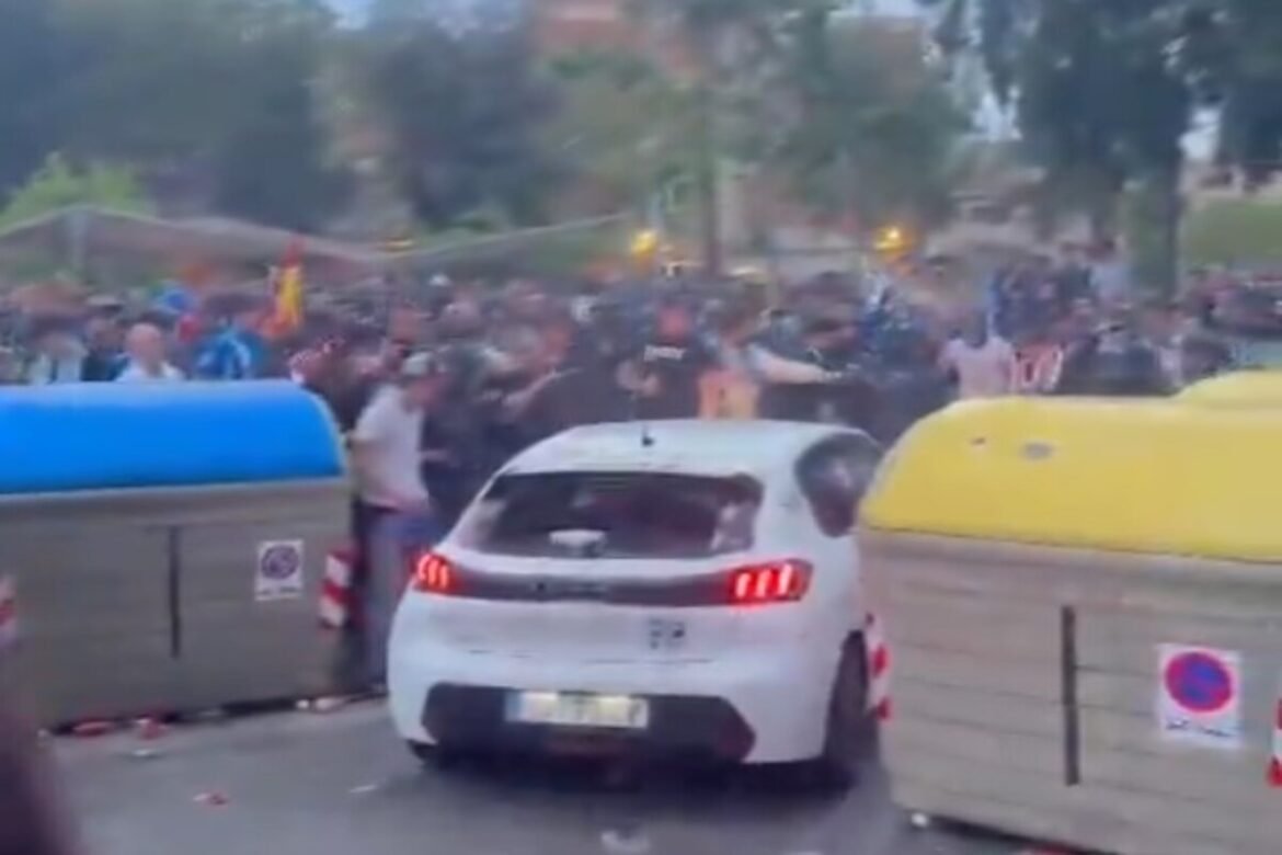 «Σοκ πριν το ντέρμπι Εσπανιόλ – Μπαρτσελόνα: Αυτοκίνητο εισβάλλει σε πλήθος έξω από το γήπεδο (Βίντεο)»