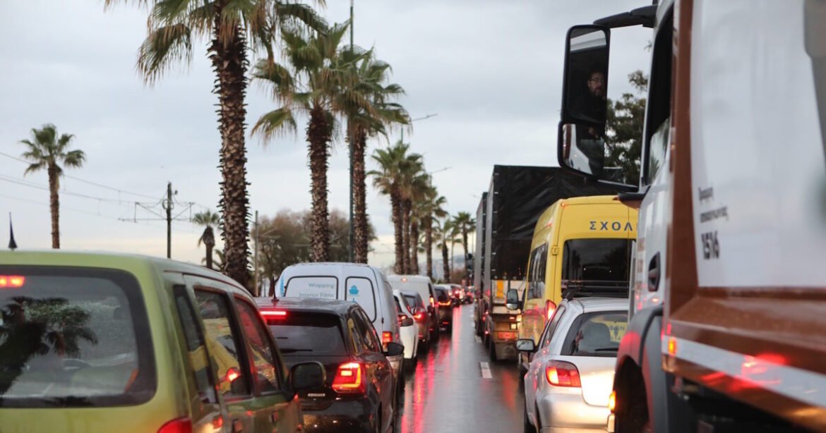 «Κυκλοφοριακό Χάος: Ακινητοποιημένα Αυτοκίνητα σε Κηφισό, Κηφισίας και Αττική Οδό – Καθυστερήσεις και στη Μεσογείων»
