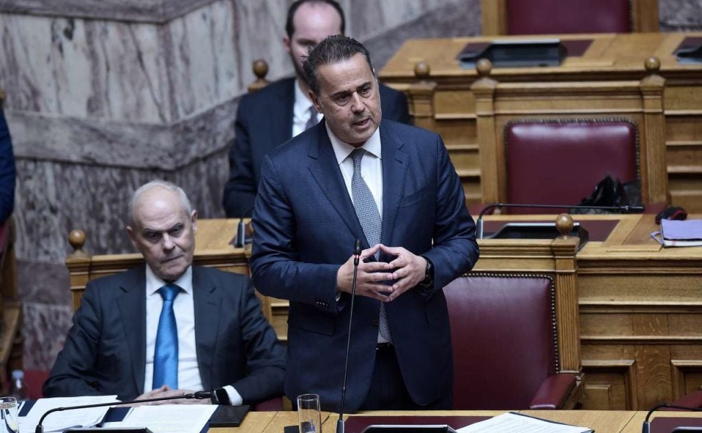 «Σφοδρή αντιπαράθεση στη Βουλή: Παπασταύρου προειδοποιεί για το κόστος των οικοπέδων στους οικισμούς»