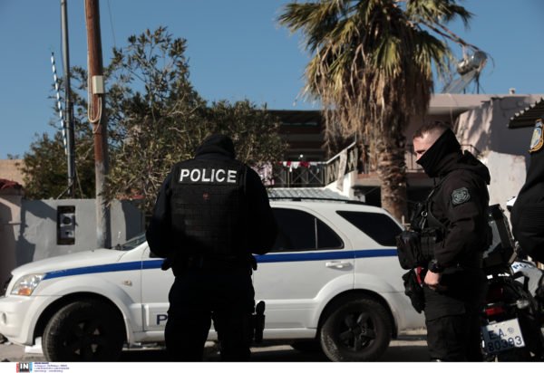 «Σαρωτική Επιχείρηση του Ελληνικού FBI στην Αγία Βαρβάρα: Εντοπίστηκαν Σακούλες με Χρήματα και Ναρκωτικά»