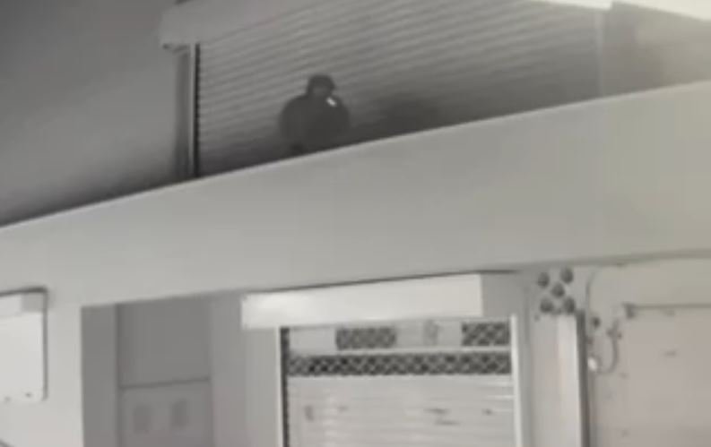 Γλυφάδα: Συνελήφθη 26χρονος διαρρήκτης που «χτύπησε» τρεις φορές την ίδια εταιρεία σε μόλις δύο ημέρες – Αποκαλυπτικά βίντεο!