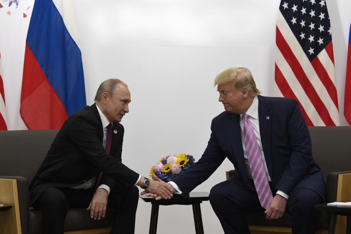 «Τραμπ: Συναντώ τον Πούτιν τη Δευτέρα για να τερματίσουμε το λουτρό αίματος στην Ουκρανία»