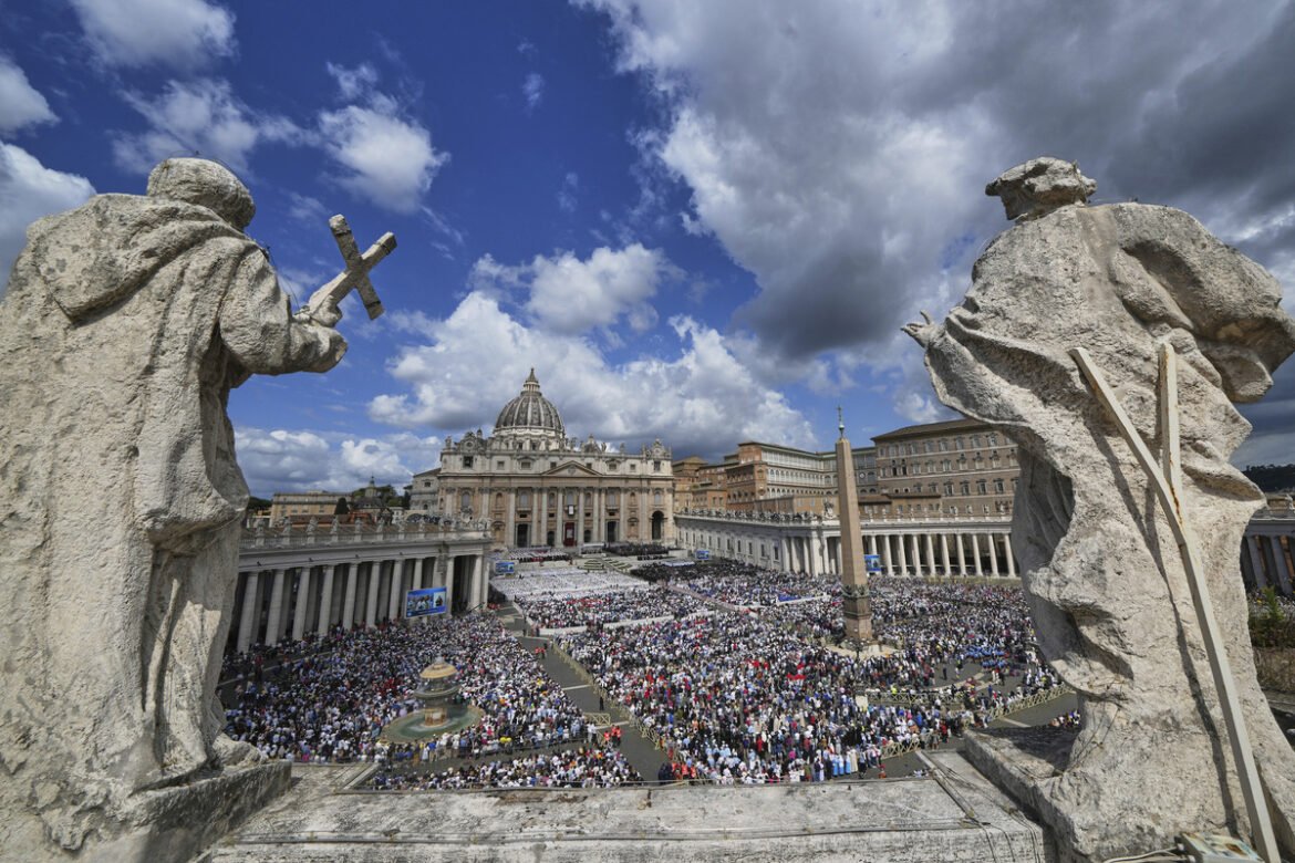 «250.000 Πιστοί Συγκεντρώνονται για την Ενθρόνιση του Πάπα: «Είμαι Αδελφός και Υπηρέτης Σας» – Δείτε τις Εκπληκτικές Φωτογραφίες!»