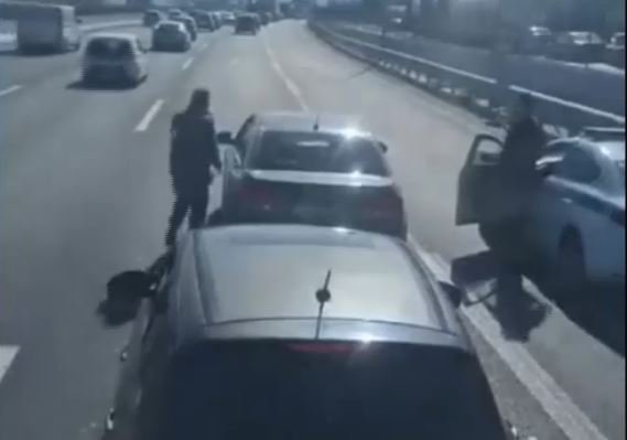 «Σκηνικό απίστευτης αδιαφορίας: Οδηγός σταματά στη μεσαία λωρίδα του Κηφισού για να κάνει την ανάγκη του – Δείτε το βίντεο!»