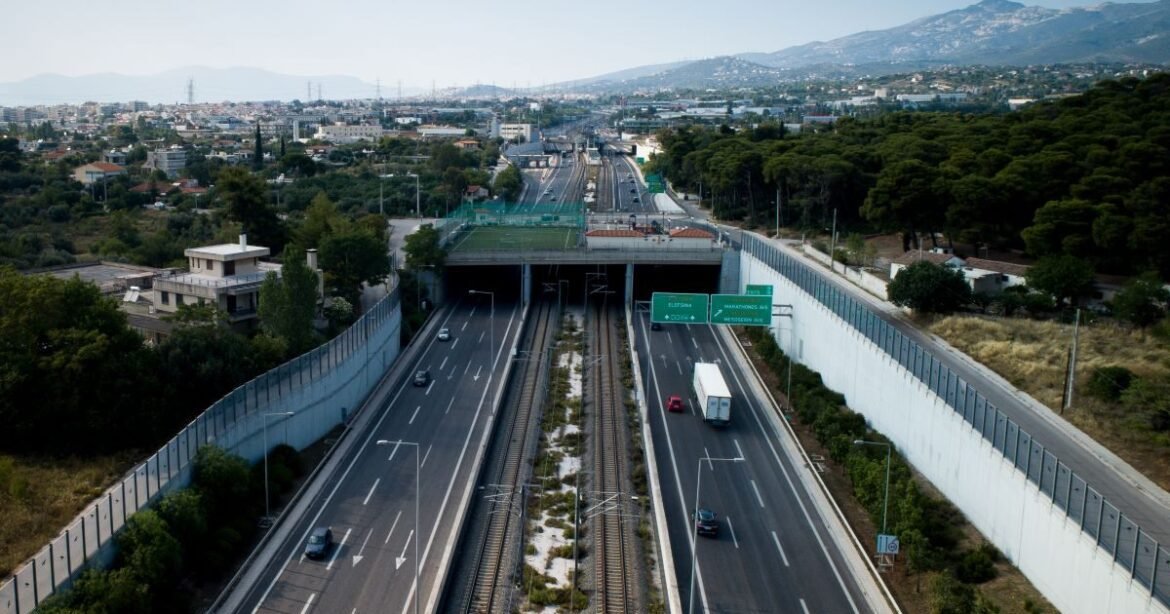 «Φωτιά σε όχημα: Κλειστή η Αττική Οδός στο ύψος της Πλακεντίας»