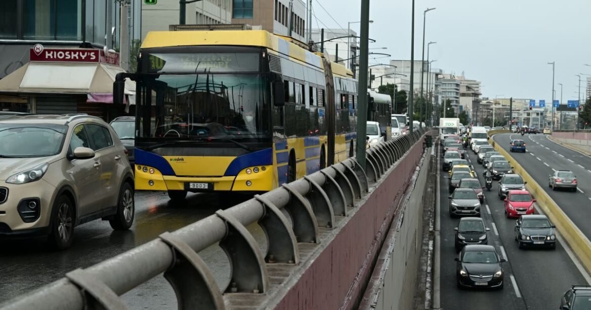 «Αττική Οδός: Φωτιά σε βαν προκαλεί κυκλοφοριακή ασφυξία – Κλειστή η έξοδος Πέντελης»