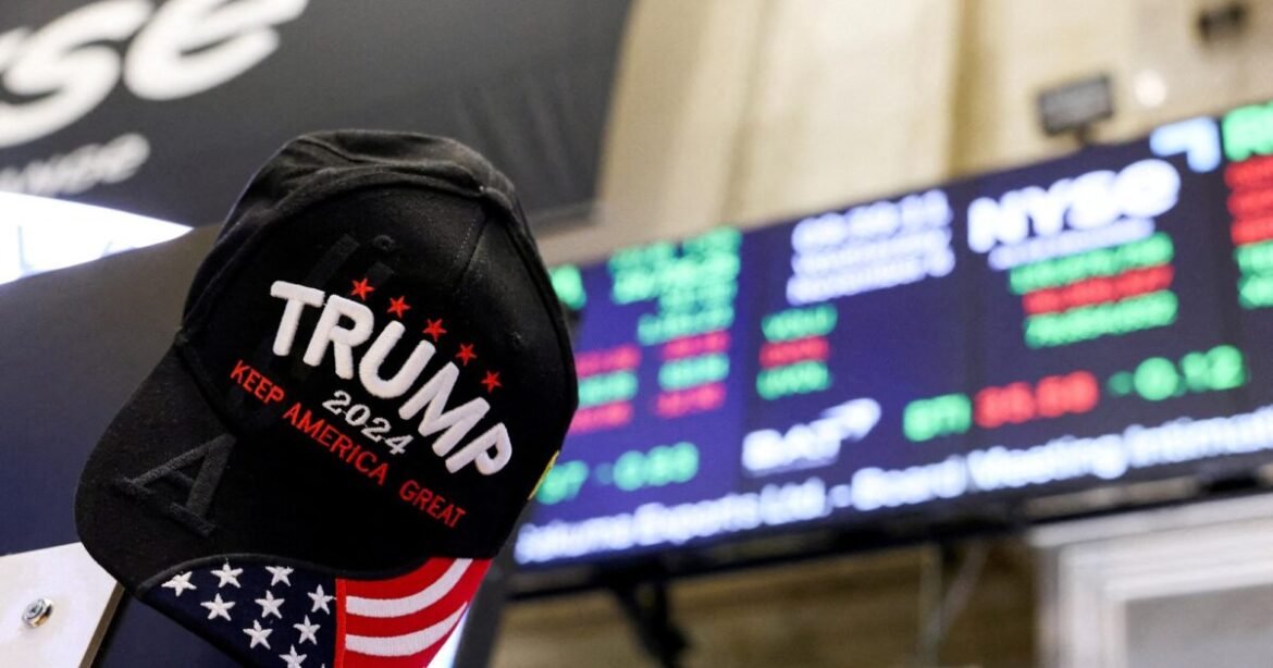 Τραμπ σε αντιπαράθεση με την υποβάθμιση του αμερικανικού αξιόχρεου – Πτώση για τη Wall Street στην έναρξη της ημέρας