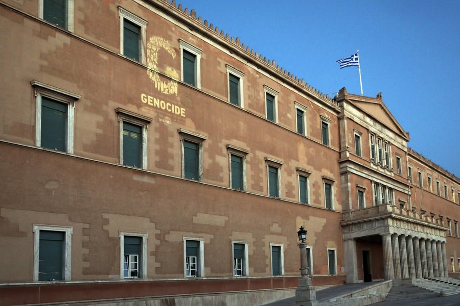«Φωταγωγία στη Βουλή: Το G για τη Γενοκτονία των Ποντίων φωτίζει την ιστορία»