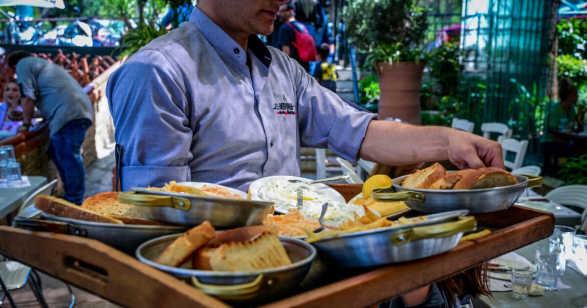 «Ενιαία Κλαδική Σύμβαση στην Εστίαση: Αυξήσεις 12% και οι Αντιδράσεις των Μεγάλων Αλυσίδων»