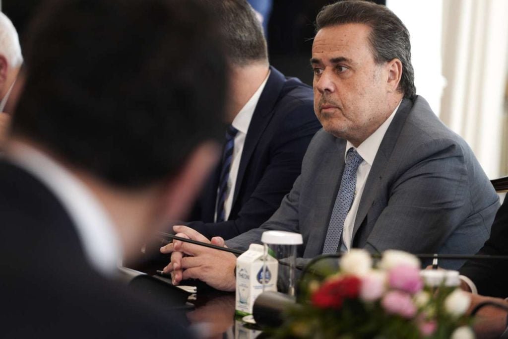 «Στο Μαξίμου με φόντο τις αντιδράσεις: Ο Παπασταύρου και η ρύθμιση για τα οικόπεδα στους οικισμούς»