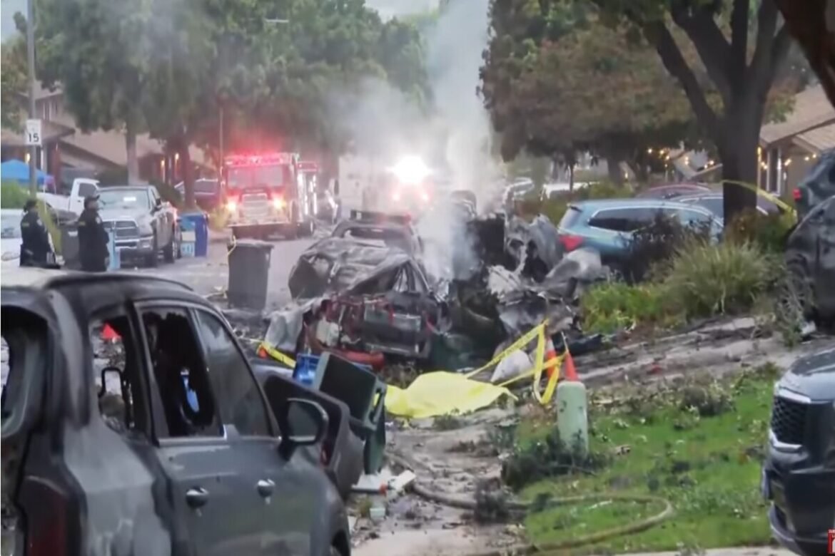 Σαν Ντιέγκο: Αεροπορική τραγωδία – Αεροπλάνο συντρίβεται σε κατοικημένη περιοχή, σπίτια και αυτοκίνητα παραδίδονται στις φλόγες (Βίντεο)