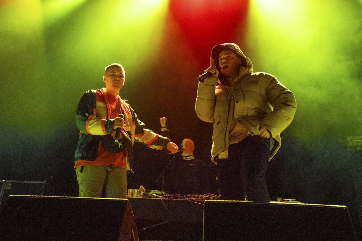 «Kneecap: Ξεκαθαρίζουμε τη θέση μας – Καταδικάζουμε κάθε επίθεση κατά αμάχων και απορρίπτουμε τις φήμες για σχέσεις με τη Χεζμπολάχ»