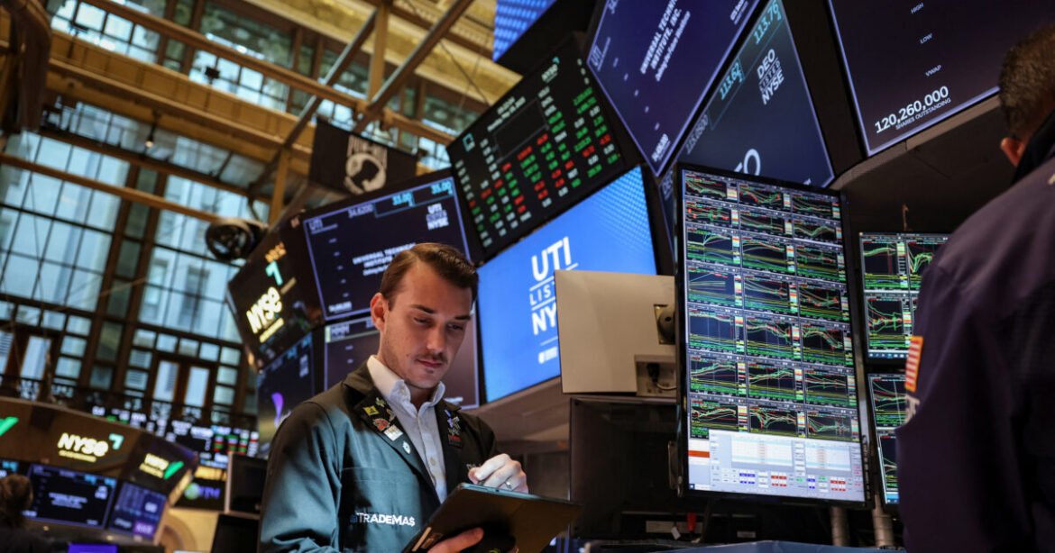 Wall Street: Πτώση των μετοχών υπό το βάρος των απειλών Τραμπ για δασμούς σε Apple, Samsung και ΕΕ