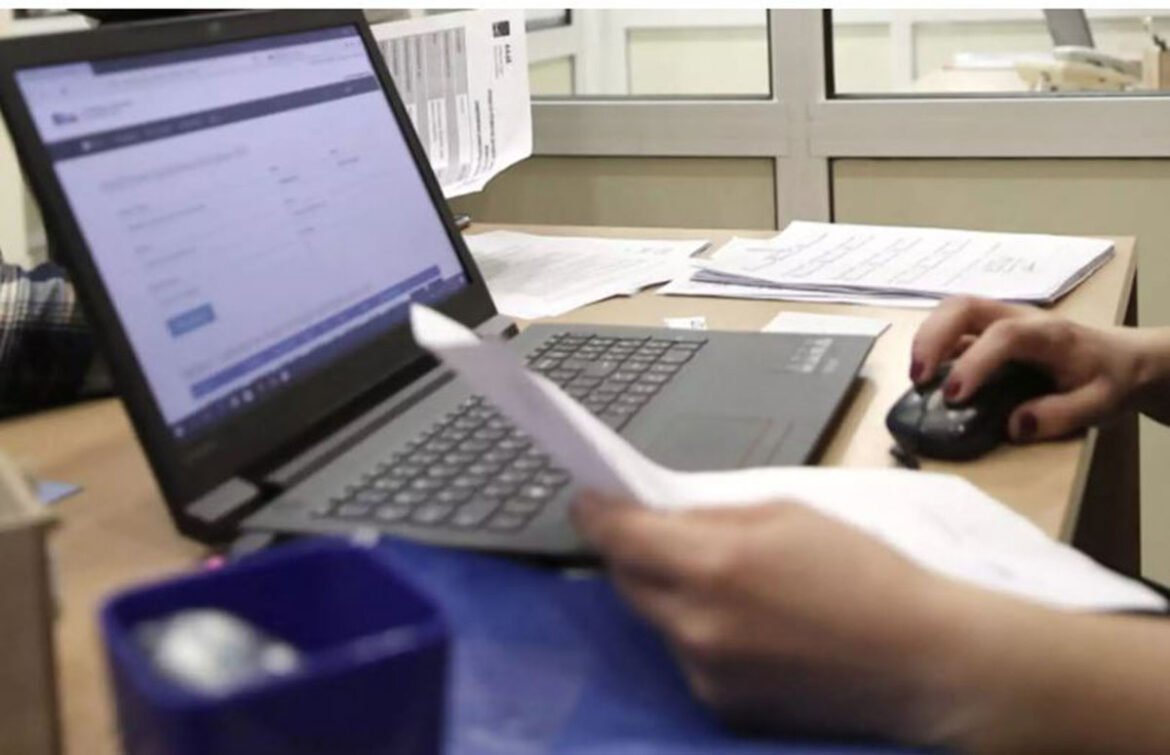 Λάρισα: Σάλος σε δημόσια υπηρεσία – Ανακαλύφθηκαν 50 ευρώ μέσα σε φάκελο από την υποδιευθύντρια!