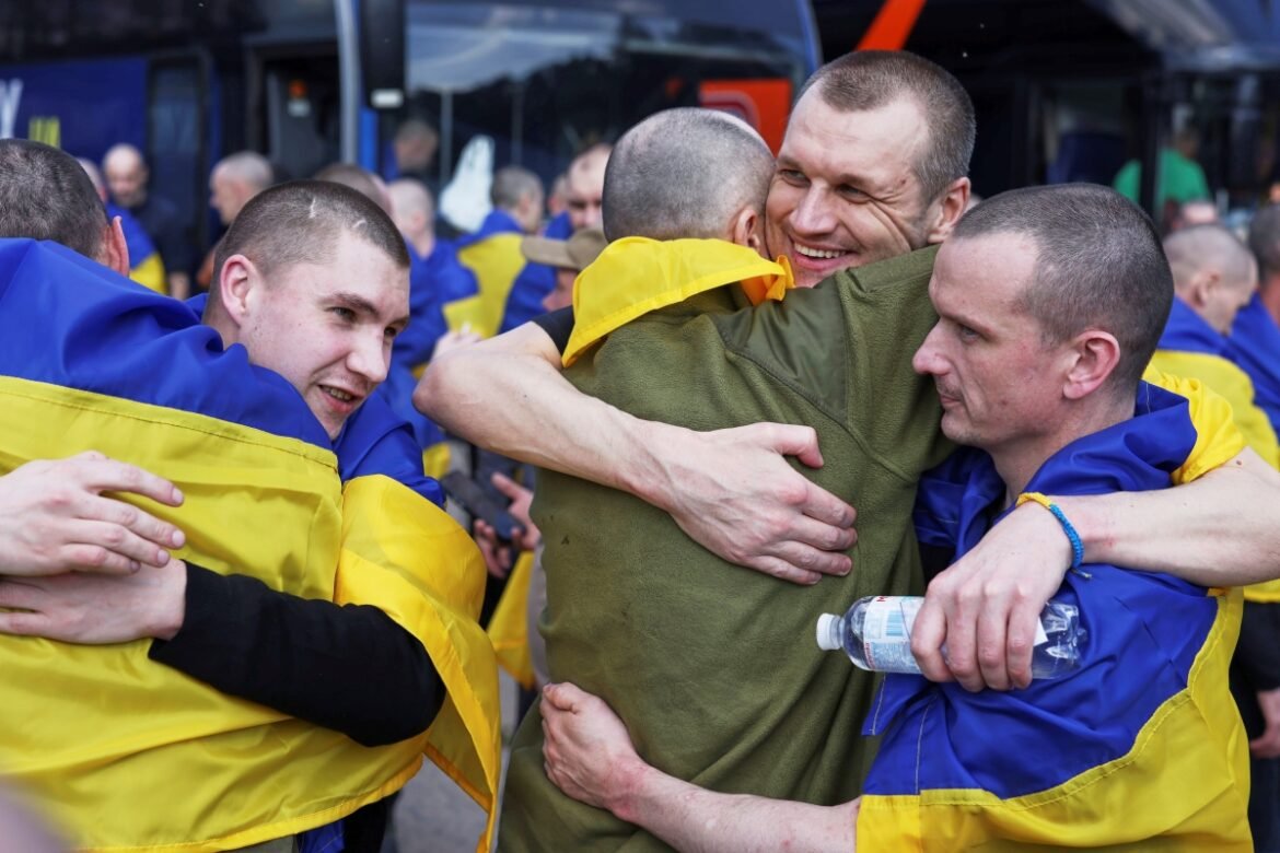 «Ιστορική Ανταλλαγή: 2.000 Αιχμάλωτοι Επιστρέφουν στην Πατρίδα τους Ρωσία και Ουκρανία»