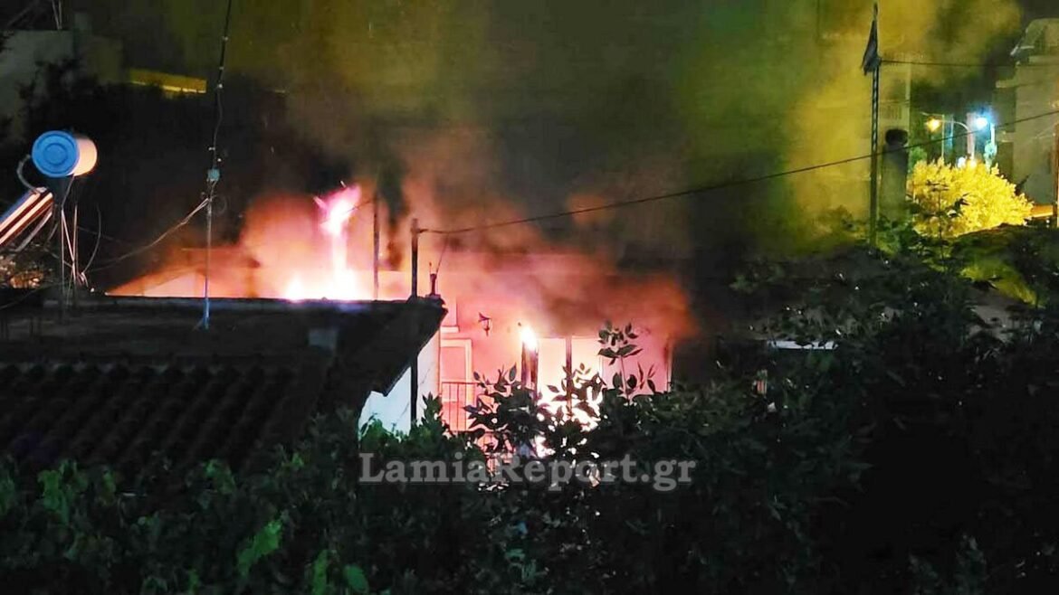 «Φωτιά στη Λαμία: Ιδιοκτήτης σπιτιού με μαχαίρι απειλεί τους πάντες καθώς οι φλόγες καταστρέφουν το σπίτι του»