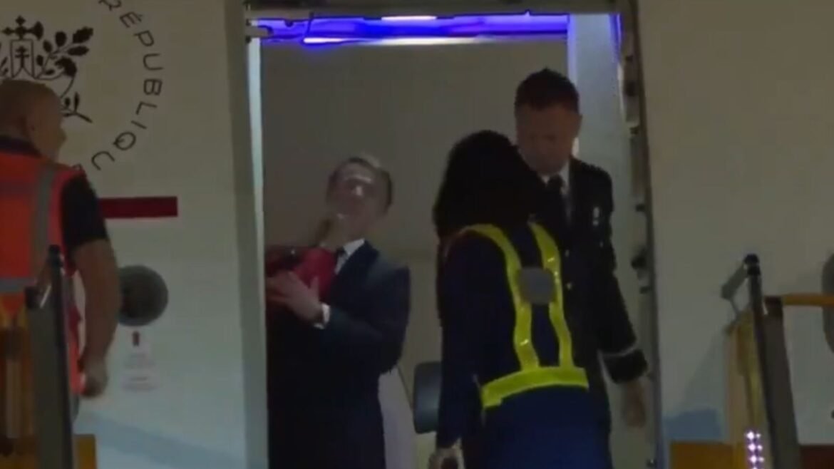 «Σκηνές Απρόβλεπτης Έντασης: Το «χαστούκι» της Μπριζίτ Μακρόν που Σόκαρε μπροστά στις Κάμερες»