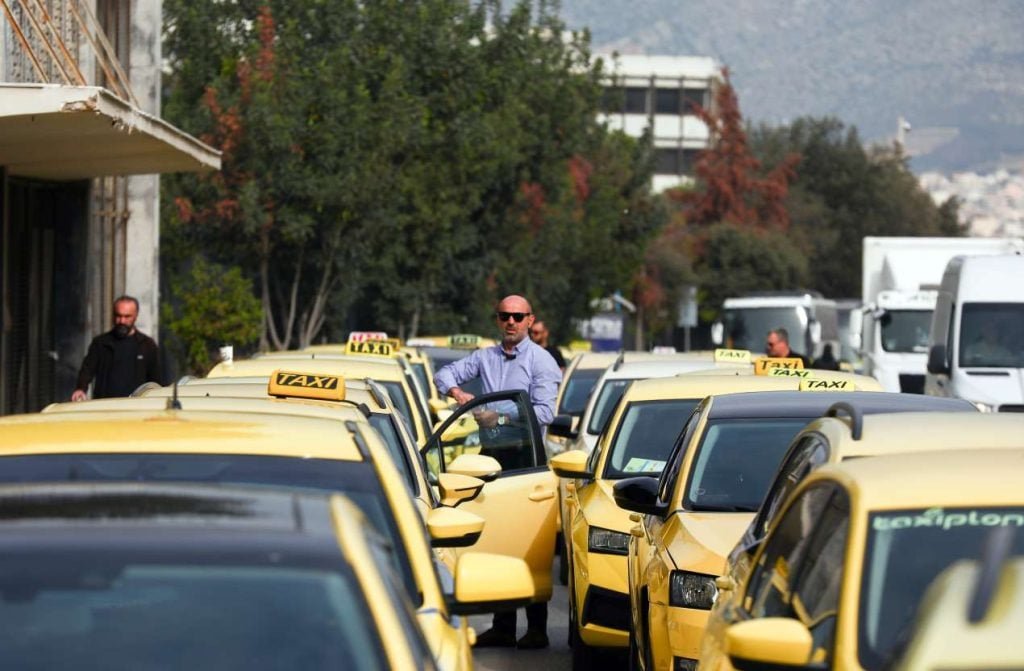 «Σφοδρή αντιπαράθεση: Ο Οικονόμου «αδειάζει» τον Κυρανάκη για την είσοδο των ταξιτζήδων στις λεωφορειολωρίδες»