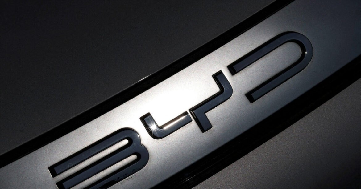 «Κατακόρυφη Πτώση για τις Κινεζικές Μετοχές Ηλεκτρικών Οχημάτων: Οι Τιμές της BYD Μειώνονται Έως 35%»