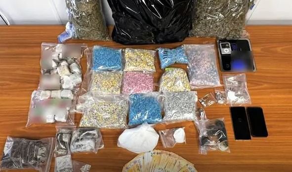 «Συγκλονιστική επιχείρηση στην Αττική: Δύο συλλήψεις για ναρκωτικά με κοκαΐνη, κάνναβη και 10.000 δισκία ecstasy – Δείτε ΦΩΤΟ και ΒΙΝΤΕΟ»